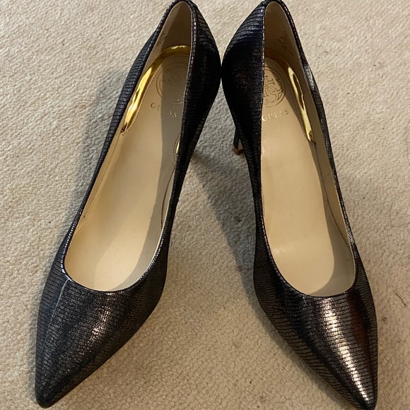 New size 8 Guess Metallic Pumps - Picture 1 of 3